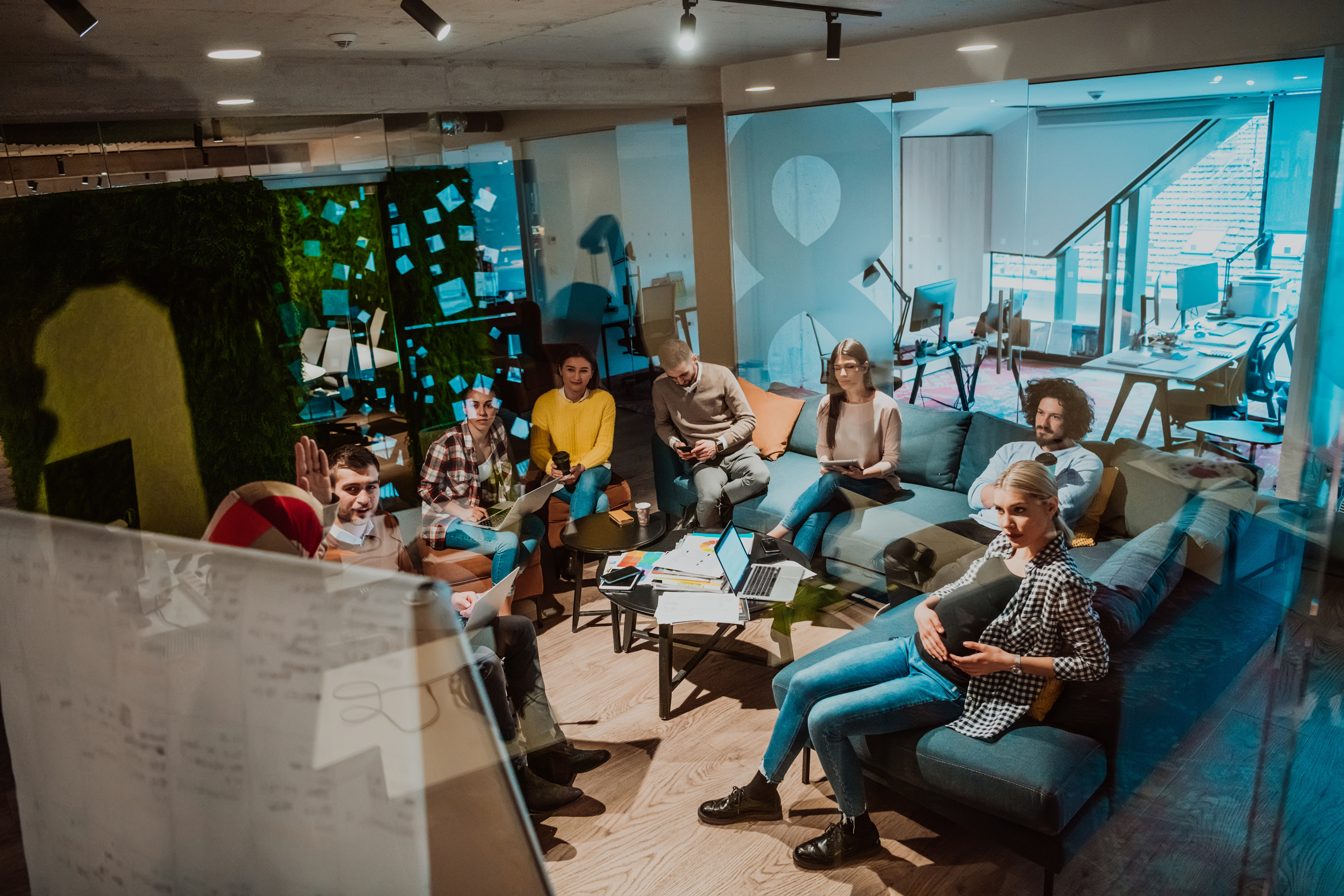 Deelnemers van de schrijversworkshop op Curaçao in gesprek